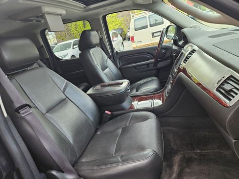 Used 2013 Cadillac Escalade ESV Luxury AWD/4WD image 8