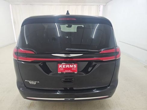Used 2023 Chrysler Pacifica Touring-L FWD image 15