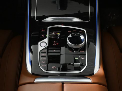 Used 2027 BMW X7 M60i AWD/4WD image 24