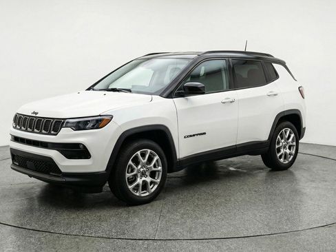 Used 2025 Jeep Compass Limited image 3