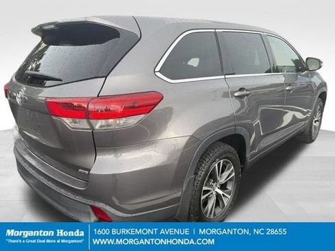 Used 2017 Toyota Highlander LE AWD/4WD image 8