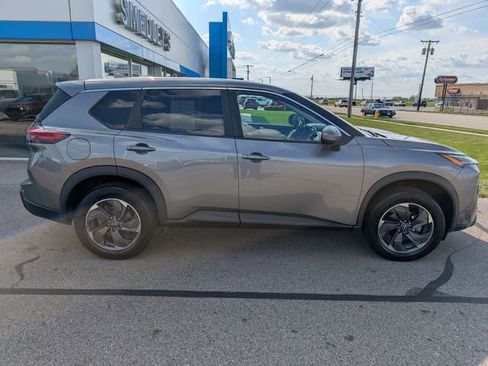 Used 2024 Nissan Rogue SV FWD image 2