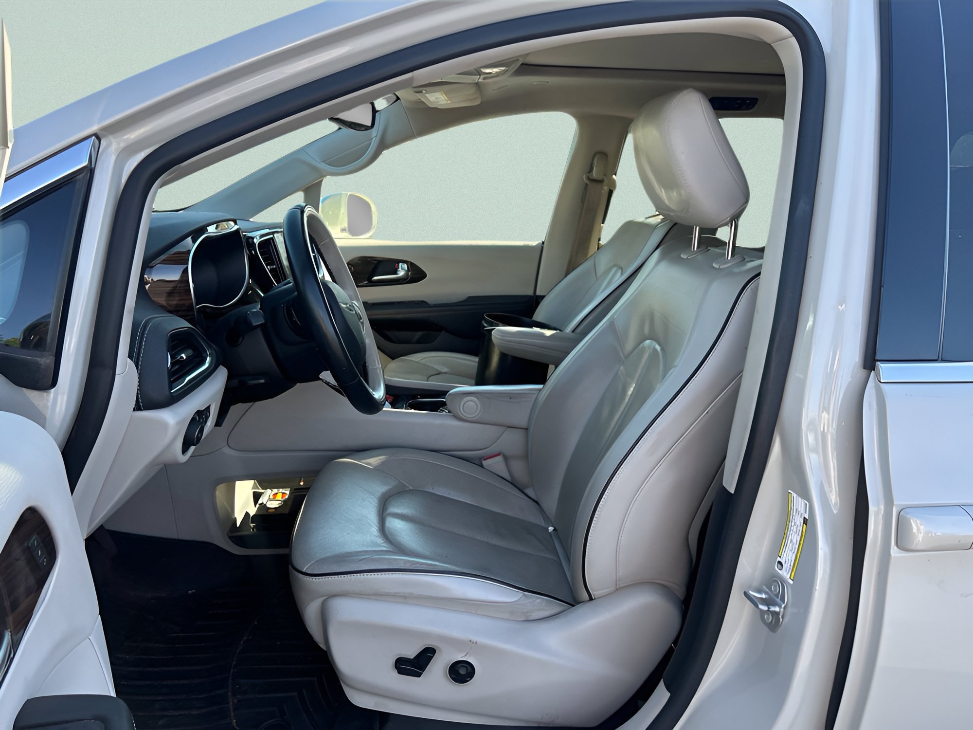 Used 2021 Chrysler Pacifica Limited w/ Uconnect Theater Family Group AWD/4WD image 18