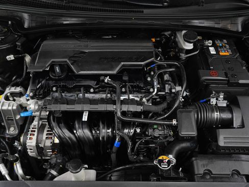Certified 2025 Hyundai Elantra SE FWD image 28