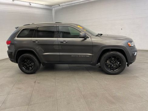 Used 2017 Jeep Grand Cherokee Laredo w/ Quick Order Package 23E AWD/4WD image 4
