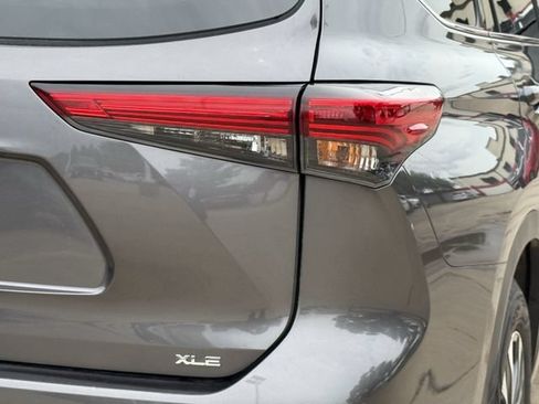 Used 2021 Toyota Highlander XLE FWD image 7