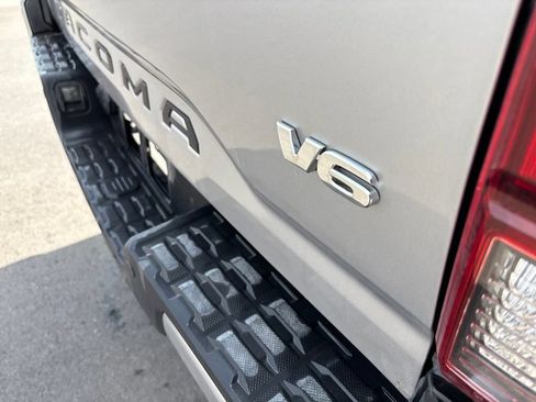 Used 2019 Toyota Tacoma TRD Off-Road w/ Technology Package AWD/4WD image 5