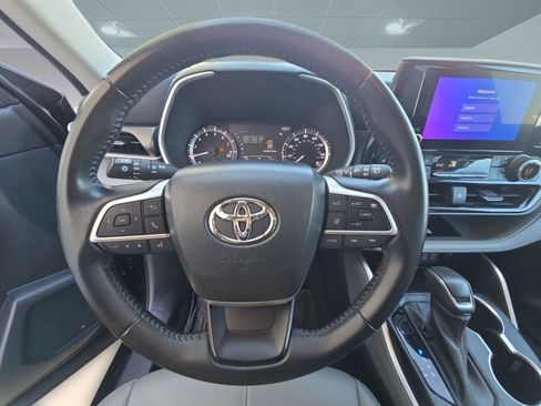 Used 2023 Toyota Highlander XLE image 11