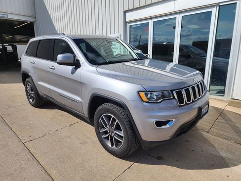 Used 2019 Jeep Grand Cherokee Laredo w/ 18" Wheel & 8.4" Radio Group image 4