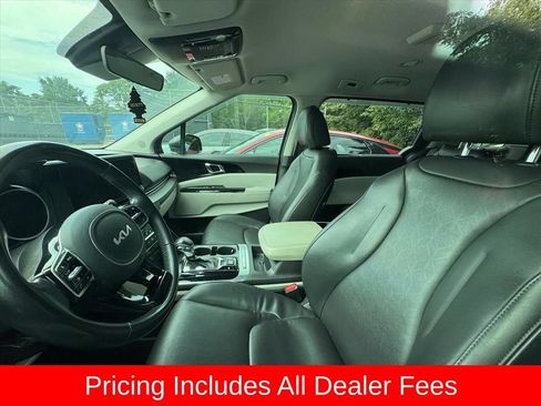 Used 2022 Kia Carnival EX FWD image 8