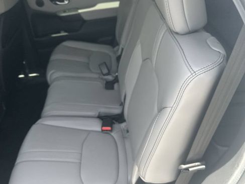 Used 2024 Honda Pilot Touring image 13
