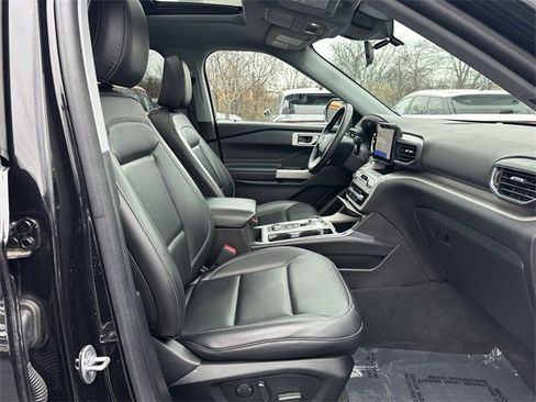 Certified 2022 Ford Explorer XLT w/ Equipment Group 202A image 34