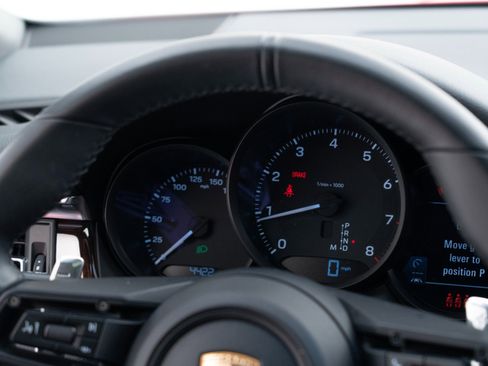 Certified 2025 Porsche Macan image 30