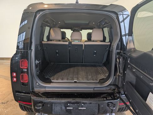 Used 2025 Land Rover Defender 110 X-Dynamic SE image 5