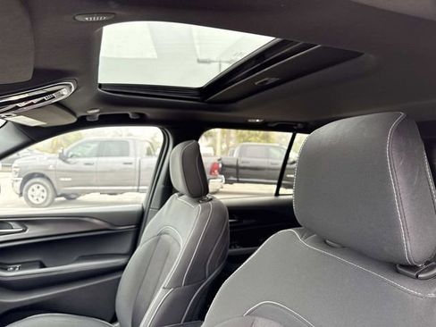 Used 2025 Jeep Grand Cherokee Laredo X image 22