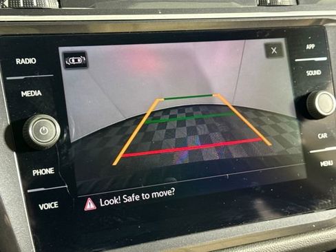 Used 2024 Volkswagen Tiguan SE image 25