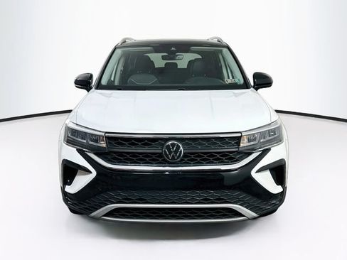 Certified 2024 Volkswagen Taos SE FWD image 2