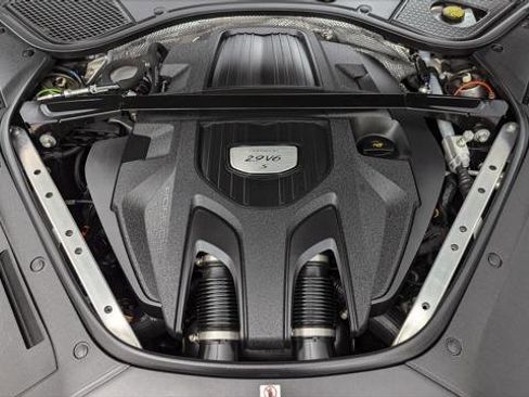 Used 2018 Porsche Panamera 4S image 32