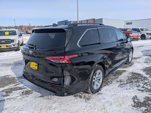 Used 2023 Toyota Sienna XSE image 8