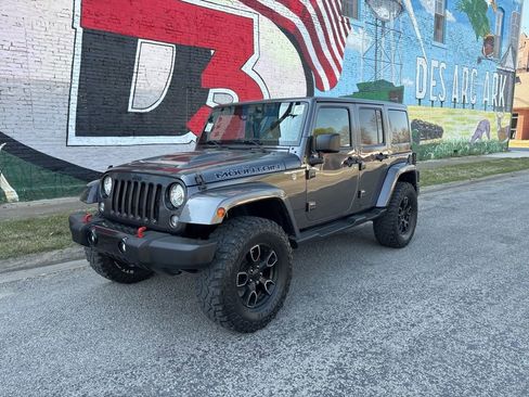 Used 2017 Jeep Wrangler Unlimited Sahara image 2