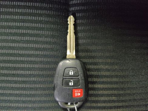 Used 2018 Toyota RAV4 LE image 32