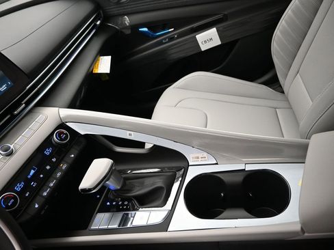 Used 2025 Hyundai Elantra Limited image 21