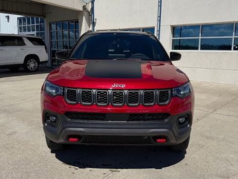 Used 2025 Jeep Compass Trailhawk AWD/4WD image 2