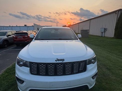 Used 2018 Jeep Grand Cherokee Altitude AWD/4WD image 1