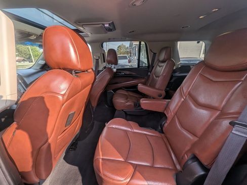 Used 2016 Cadillac Escalade Luxury AWD/4WD image 40