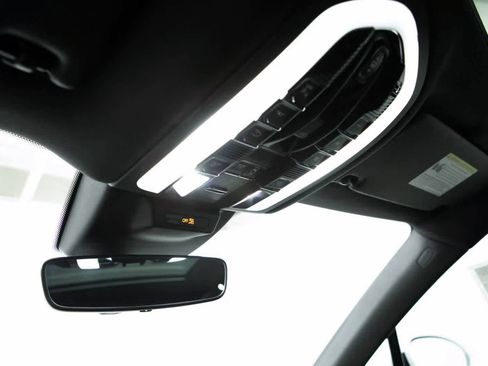 Certified 2025 Porsche Macan AWD/4WD image 26