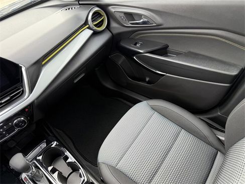 Used 2025 Chevrolet Trax LT w/ Driver Confidence Package image 15