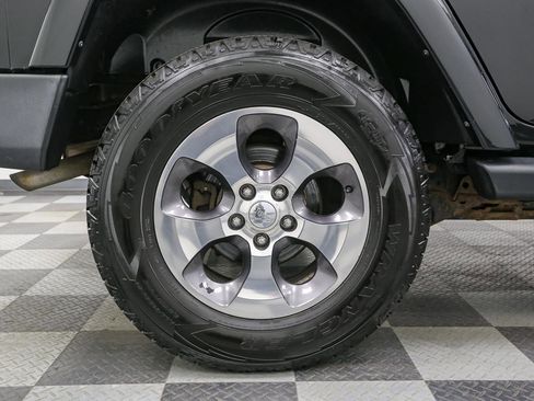 Used 2016 Jeep Wrangler Unlimited Sahara w/ Dual Top Group AWD/4WD image 16