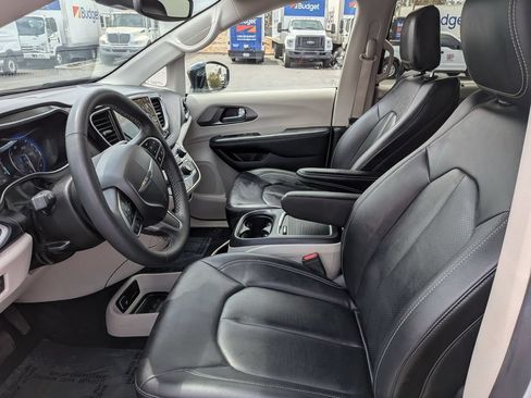 Used 2024 Chrysler Pacifica Touring-L FWD image 15