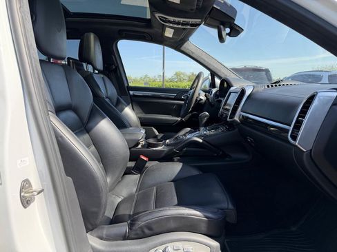 Used 2016 Porsche Cayenne Turbo AWD/4WD image 17