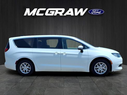 Used 2023 Chrysler Voyager LX FWD image 7
