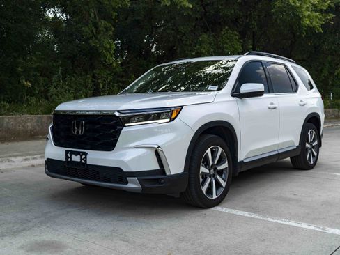 Used 2025 Honda Pilot Touring image 5