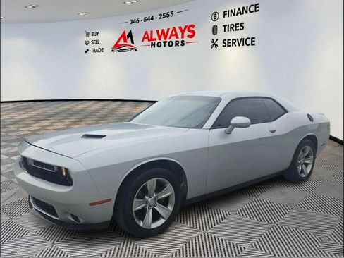 Used 2020 Dodge Challenger SXT w/ Driver Convenience Group RWD image 2