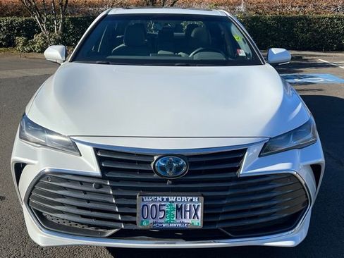 Used 2020 Toyota Avalon Limited image 2