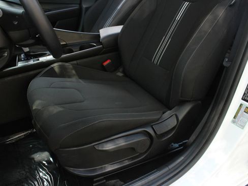 Used 2025 Hyundai Elantra SEL FWD image 17