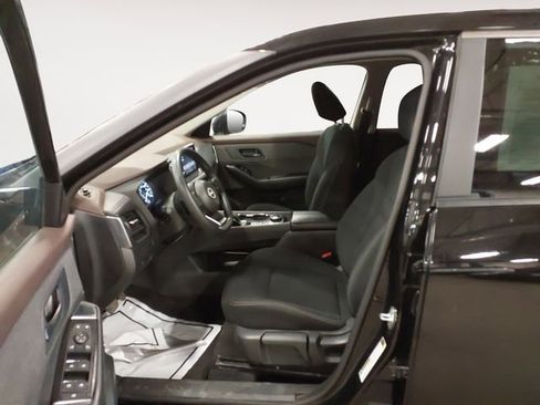 Used 2023 Nissan Rogue S image 9