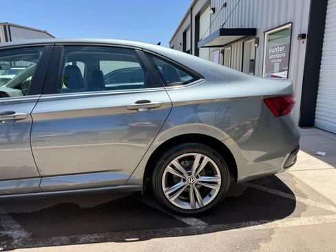 Used 2024 Volkswagen Jetta SE FWD image 4