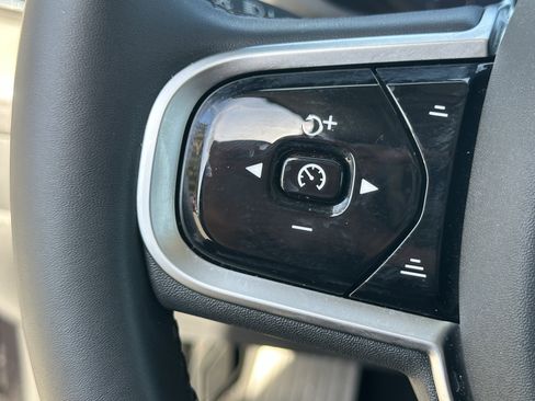 Used 2025 Volvo XC60 B5 Plus image 20