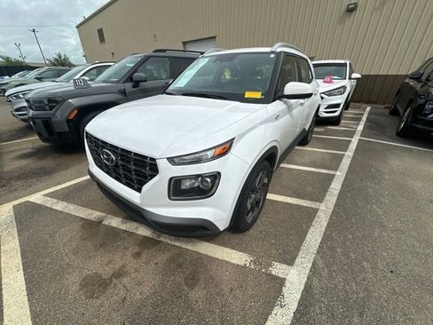 Certified 2025 Hyundai Venue SEL FWD image 2