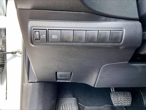 Used 2025 Toyota Corolla SE image 32