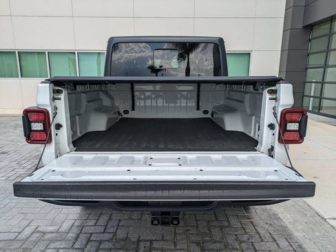 Used 2020 Jeep Gladiator Overland AWD/4WD image 9