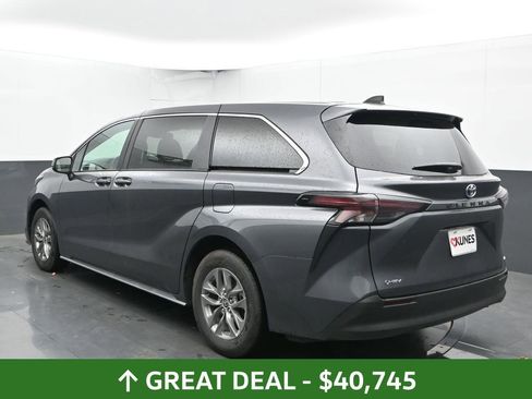 Used 2025 Toyota Sienna LE image 10