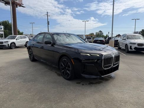 Used 2023 BMW 740i w/ Luxury Rear Seating Package RWD image 3