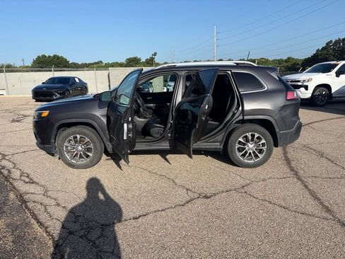 Used 2019 Jeep Cherokee Latitude Plus w/ Cold Weather Group AWD/4WD image 4