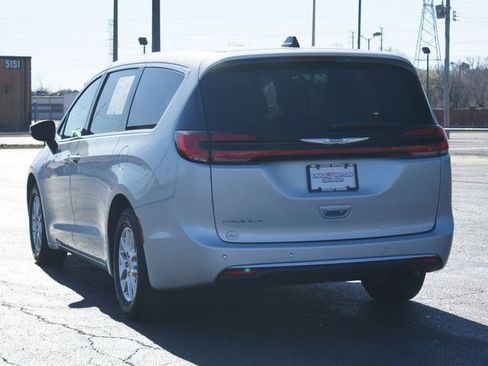Used 2023 Chrysler Pacifica Touring-L image 15
