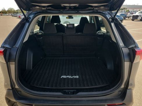 Used 2021 Toyota RAV4 LE image 14